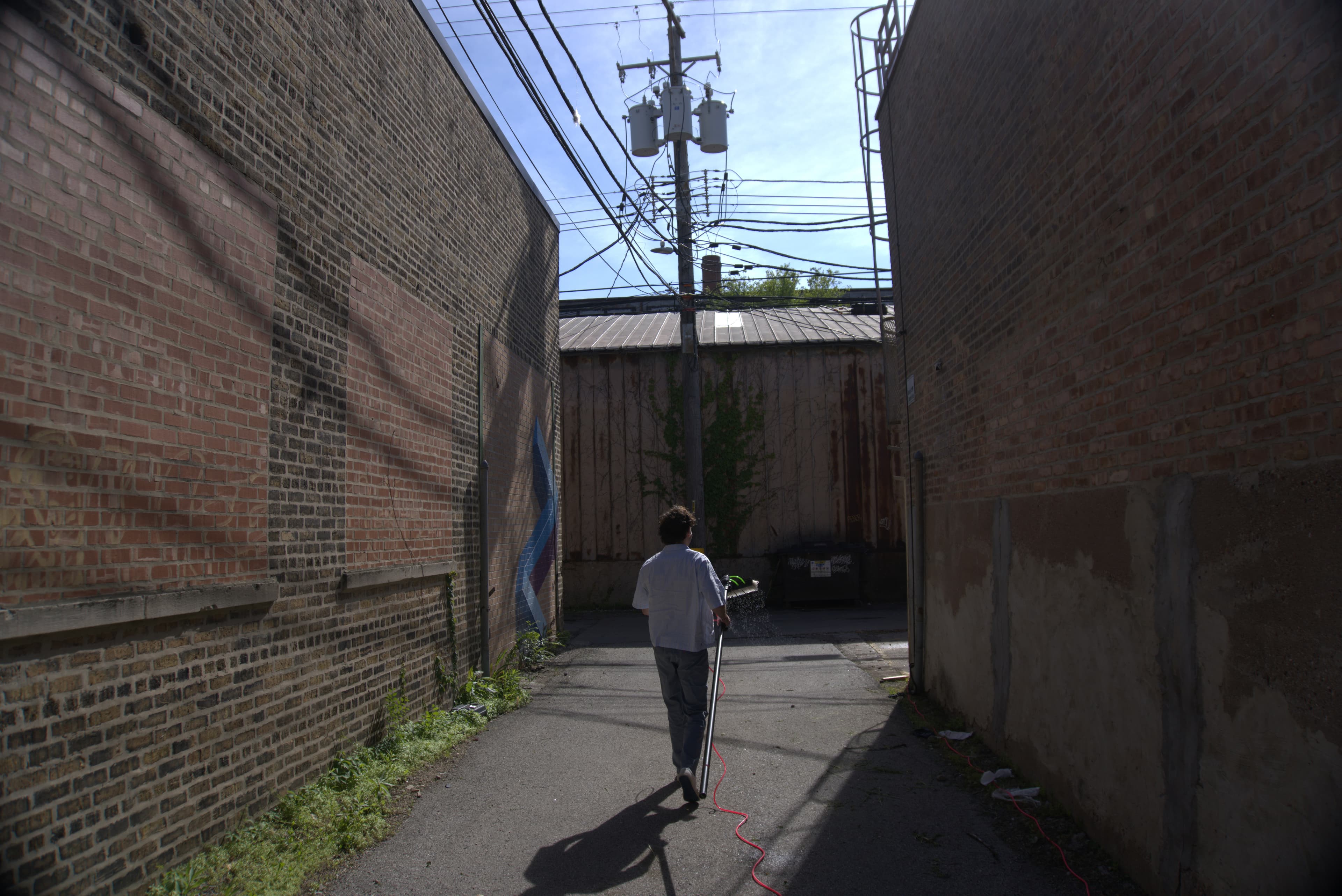 crew member, pole bagged up, Chicago alley